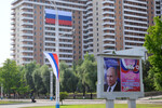 Российские флаги и портрет президента РФ Владимира Путина на улице в Пхеньяне, 18 июня 2024 года