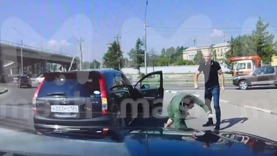 На видео попала драка депутата от КПРФ с не пропустившим его водителем 