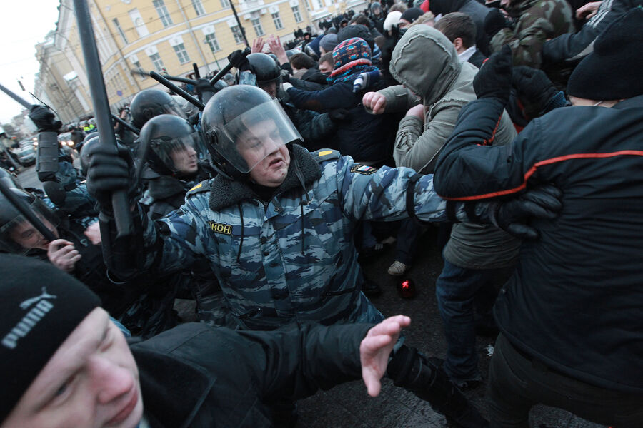 Сотрудники ОМОНа разгоняют участников акции в&nbsp;память об убитом фанате &laquo;Спартака&raquo; Егоре Свиридове, 11&nbsp;декабря 2010&nbsp;года