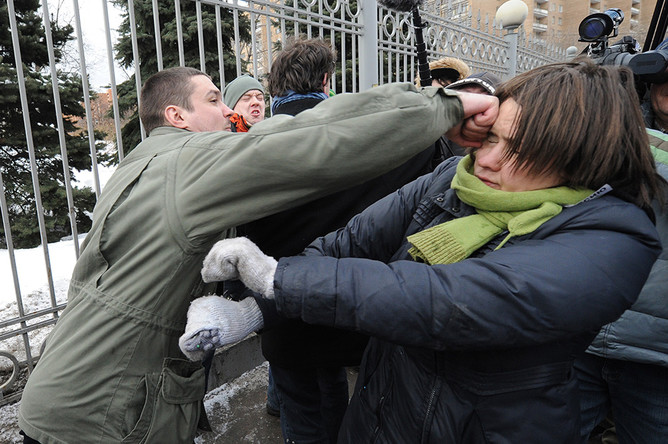 Александр Босых бьет сторонницу Pussy Riot, пикетирующую Мосгорсуд