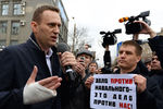 Как рассказал «Газете.Ru» Навальный (включен в список террористов и экстремистов), у него еще неделю назад обострилась старая травма мизинца.