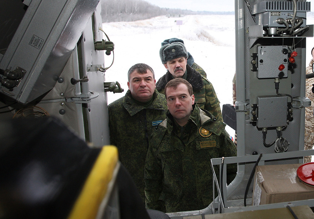 Дмитрий Медведев и Анатолий Сердюков во время осмотра военной техники на полигоне «Выстрел» (2010 г.)