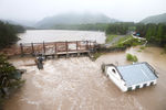 Затопленное здание Чемальской ГЭС и плотина ГЭС на реке Чемалка во время паводка