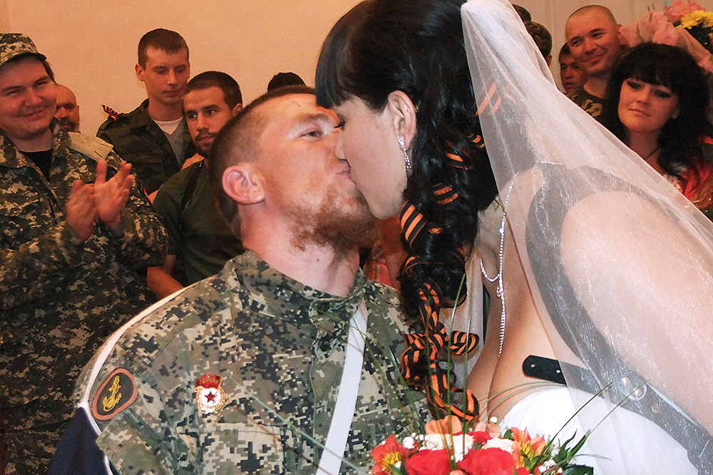 11 июля командир отряда ополченцев с позывным Моторола сочетался узами брака со своей избранницей Еленой, жительницей села Семеновка. Свадьба состоялась в Донецке. Их семейный союз стал первым официально зарегистрированным на территории Луганской и Донецкой народных республик