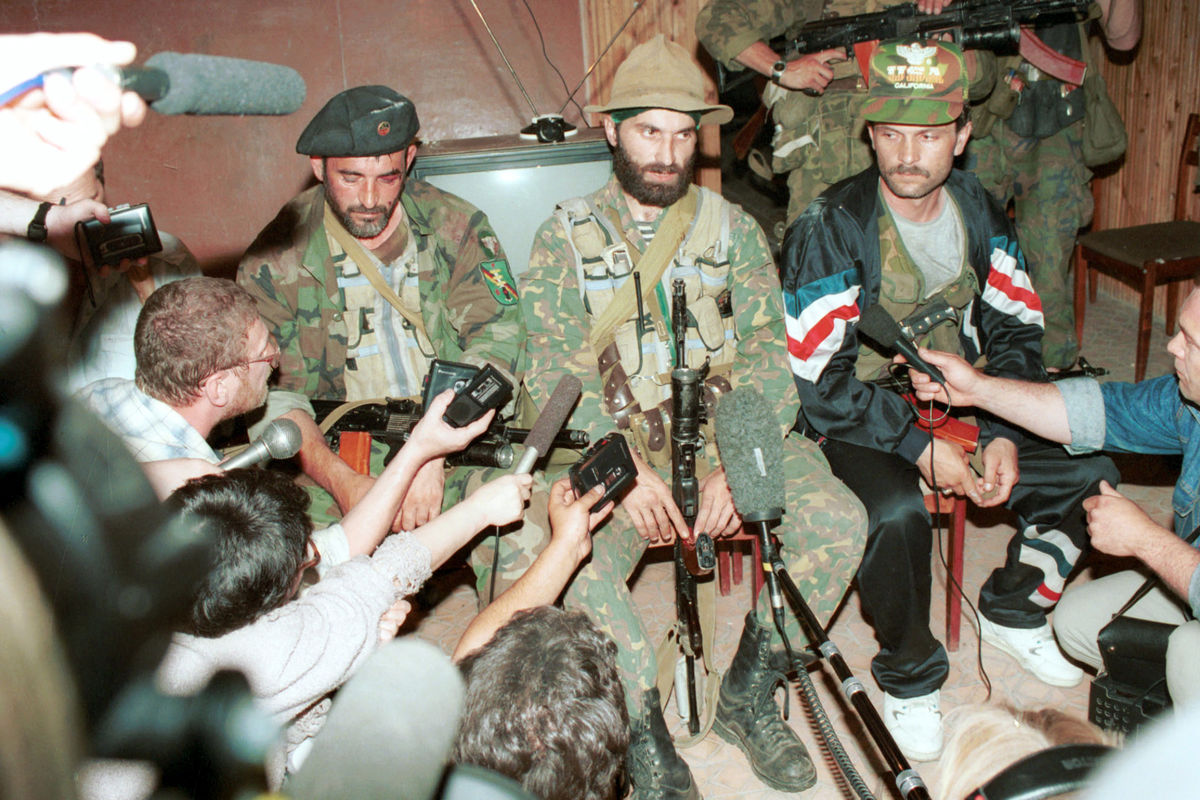 Руководитель террористов Шамиль Басаев дает пресс-конференцию в буденновской больнице, 1995 год
