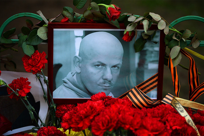 Цветы и свечи у посольства Украины в Москве в память об убитом в Киеве журналисте Олесе Бузине