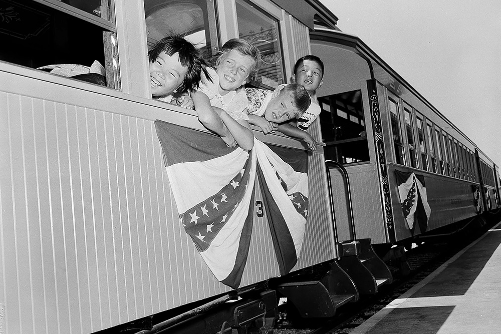 Дети на экскурсии по только что открывшемуся «Диснейленду», 1955 год