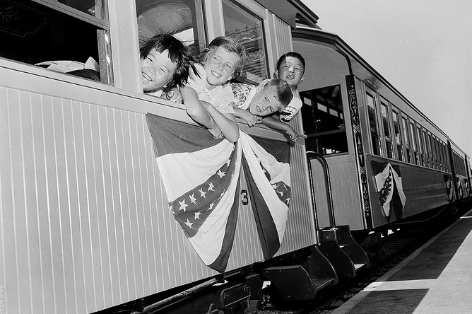 Дети на экскурсии по только что открывшемуся «Диснейленду», 1955 год