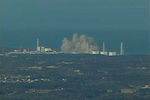 Дым над первым энергоблоком атомной электростанции Фукусима-1. Землетрясение и удар цунами вывели из строя системы охлаждения реакторов трех энергоблоков из шести.