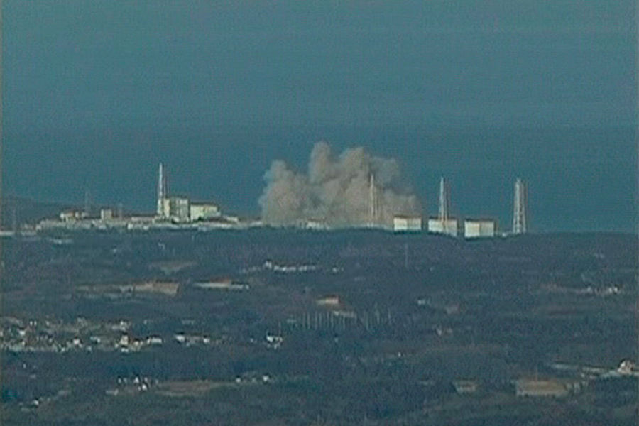 Дым над&nbsp;первым энергоблоком атомной электростанции Фукусима-1. Землетрясение и удар цунами вывели из&nbsp;строя системы охлаждения реакторов трех энергоблоков из&nbsp;шести.
