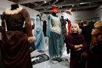 Посетительницы осматривают костюмы балерины Майи Плисецкой работы модельера Пьера Кардена