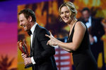 Кейт Уинслет вручает награду и звание «Международной звезды» Майклу Фассбендеру