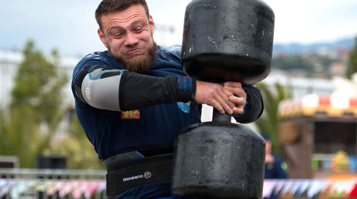 Спортсмен Никита Орлов во время соревнований по силовому экстриму Sochi Strong 2016 в «Сочи Парке»