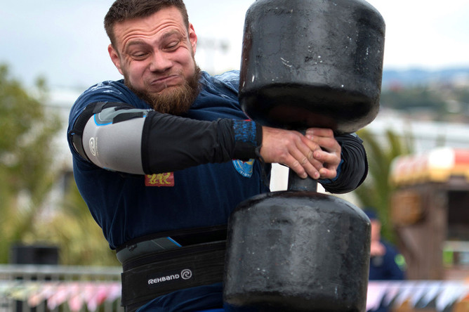 Спортсмен Никита Орлов во время соревнований по силовому экстриму Sochi Strong 2016 в «Сочи Парке»