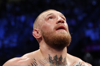Чемпион мира UFC в легком весе Конор Макгрегор во время боя с чемпионом мира по боксу Флойдом Мейвезером