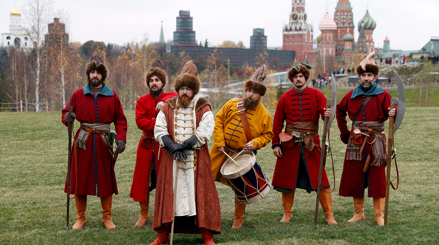 Москва. 4 ноября 2017. Участники исторической реконструкции «Пером и топором» в парке «Зарядье» во время празднования Дня народного единства