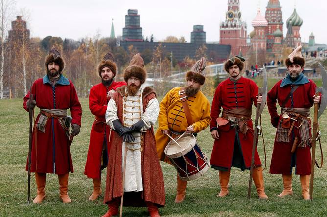 Москва. 4 ноября 2017. Участники исторической реконструкции «Пером и топором» в парке «Зарядье» во время празднования Дня народного единства