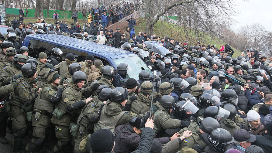 Автомобиль с&nbsp;Михаилом Саакашвили на&nbsp;фоне столкновений его сторонников с&nbsp;сотрудниками силовых структур в&nbsp;Киеве, 5 декабря 2017 года
