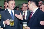Президент Чувашии Николай Федоров и Михаил Касьянов (справа налево) во время посещения пивоваренного завода в Чебоксарах, 2001 год