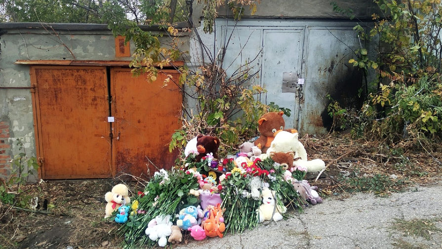 Игрушки и цветы на&nbsp;месте убийства девятилетней девочки в&nbsp;Саратове, 11 октября 2019 года