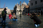 Туристы на затопленной площади Святого Марка в Венеции, 14 ноября 2019 года