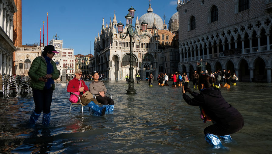 Туристы на затопленной площади Святого Марка в Венеции, 14 ноября 2019 года