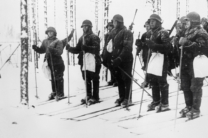Группа разведчиков на лыжах получает задание командира, 1939 год