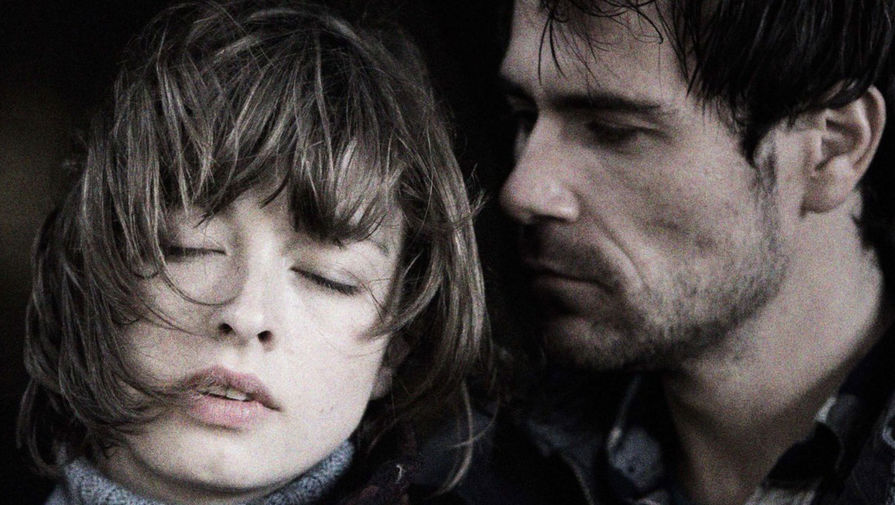 Лара Белмонт и Мэтт Райан в телефильме «Безумные декабри» (2009)