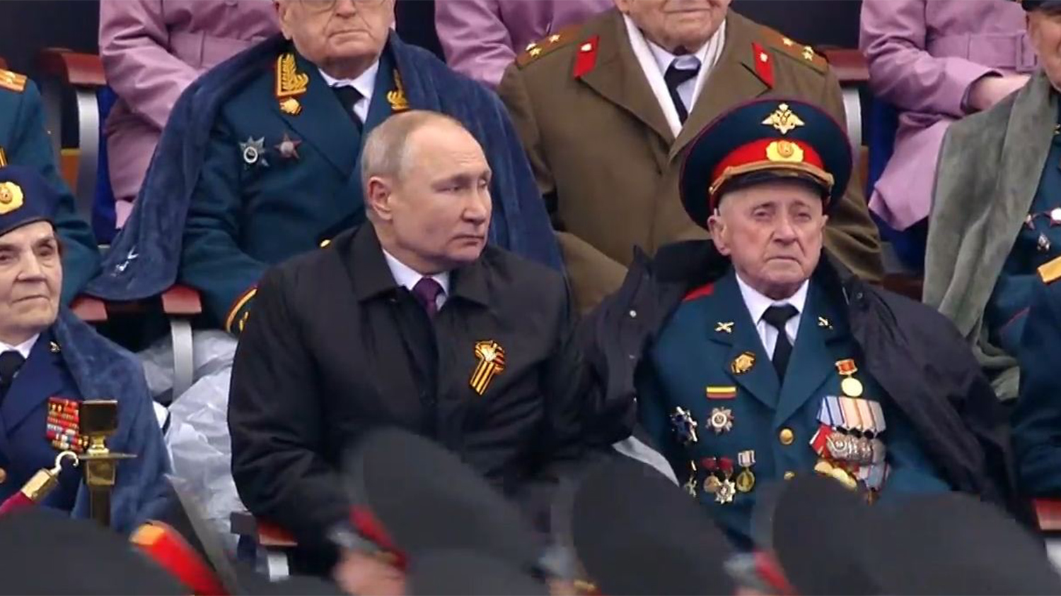 На победу на президентских. Ветераны рядом с Путиным на параде 2021.