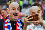 Болельщики в масках с изображением Станислава Черчесова перед полуфинальным матчем чемпионата мира по футболу между сборными Хорватии и Англии, июль 2018 года