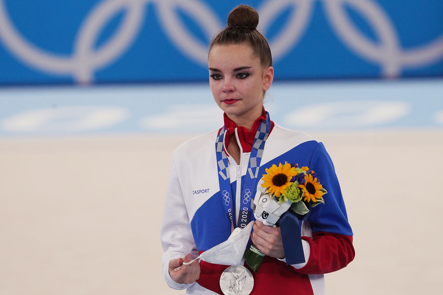 Российская спортсменка, член сборной России (команда ОКР) Дина Аверина, завоевавшая серебряную медаль в индивидуальном многоборье на соревнованиях по художественной гимнастике на XXXII летних Олимпийских играх