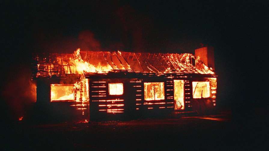 В Екатеринбурге мужчина спалил свой дом, чтобы отбиться от демонов