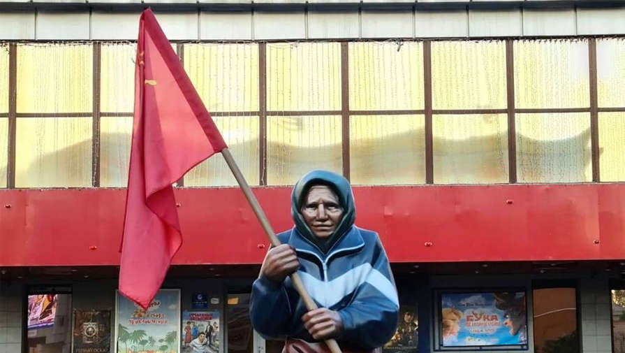 Мэр Белгорода: скульптуру бабушки со Знаменем Победы убрали сразу после установки