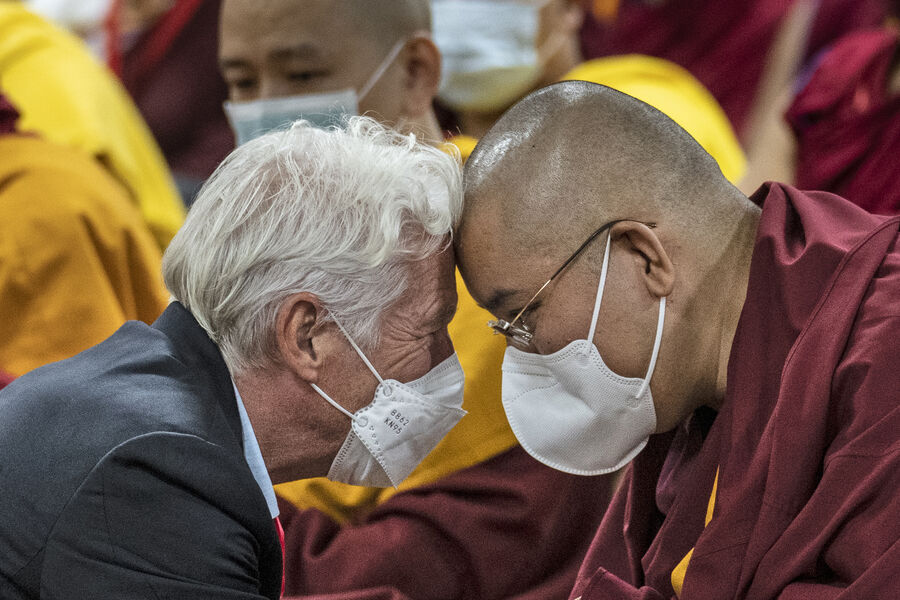 Голливудский актер Ричард Гир приветствует лидера тибетского буддизма Линга Ринпоче во время открытия музея Далай-ламы в&nbsp;Дхармсале, Индия, 6&nbsp;июля 2022&nbsp;года
