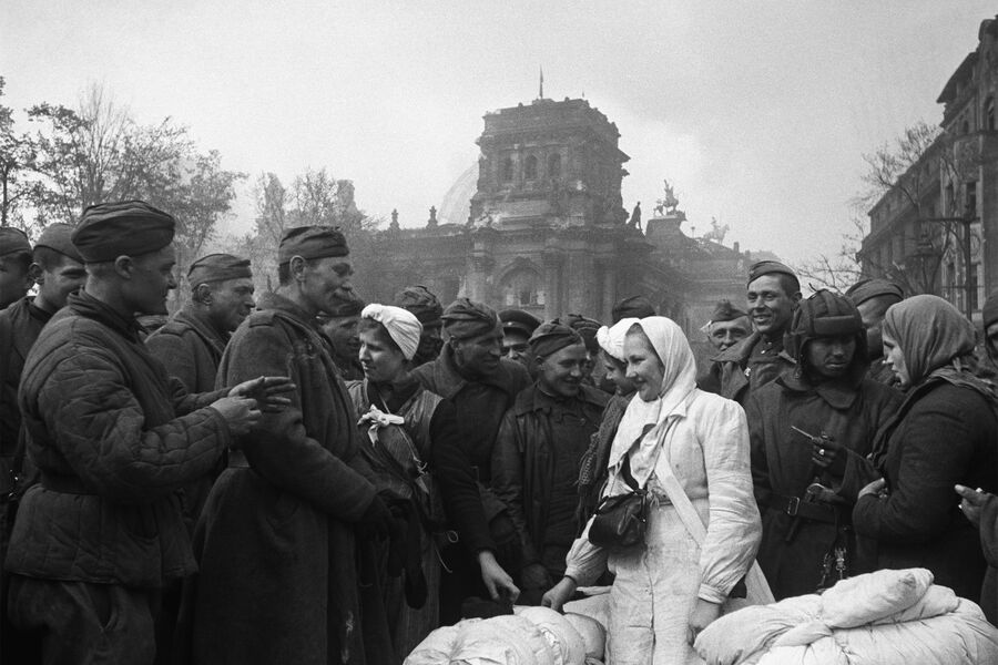Освобожденные войсками РККА советские девушки с&nbsp;Украины, Берлин, май 1945&nbsp;года
