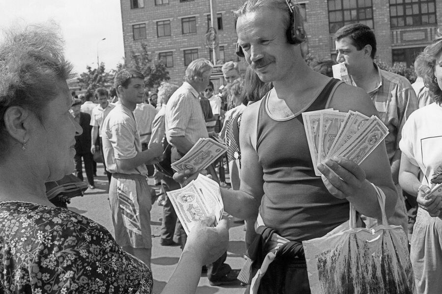Торговля акциями Акционерного общества &laquo;МММ&raquo; у&nbsp;главной квартиры фирмы на&nbsp;Варшавском шоссе, 1994&nbsp;год