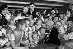 Режиссер-мультипликатор Вячеслав Котеночкин в окружении детей в Минске, 1981 год 
