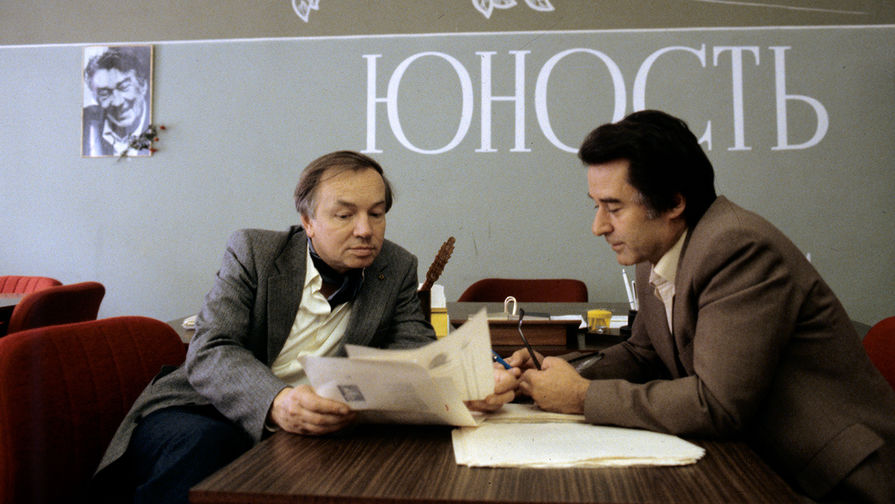 Поэт Андрей Вознесенский и главный редактор журнала &laquo;Юность&raquo; Андрей Дементьев, 1983 год