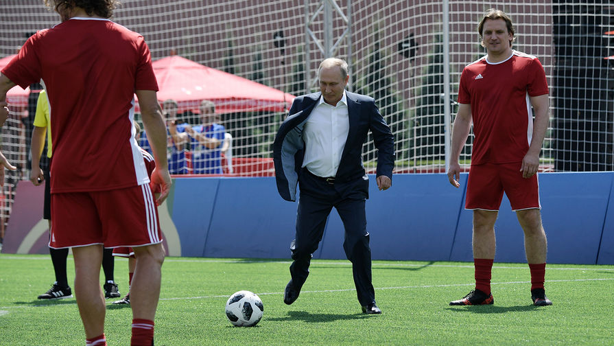 Президент России Владимир Путин во время посещения тематического парка футбола чемпионата мира на Красной площади в Москве, 28 июня 2018 года