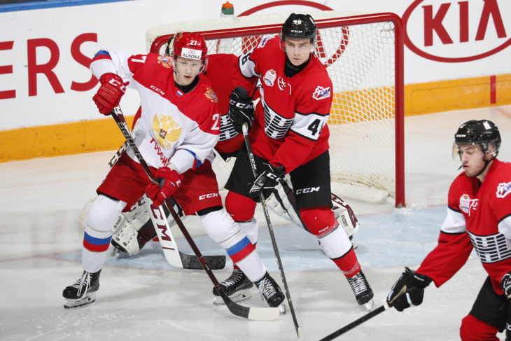 Эпизод хоккейной пятого матча Суперсерии между молодыми игроками из России и Канады