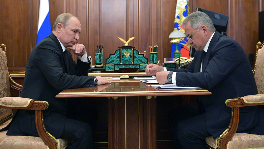 Президент России Владимир Путин и министр обороны Сергей Шойгу во время совещания в связи с гибелью моряков-подводников, 2 июля 2019 года