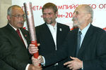 Александр Друзь, Игорь Честин и Николай Дроздов во время презентации факела Олимпийского огня Пекина — 2008