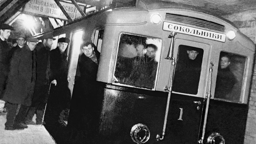 Первый поезд Московского метро совершает пробный рейс, октябрь 1934 года