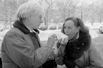 Энди Уорхол с актрисой Полетт Годдар пробуют снег на вкус, 1978 год