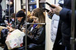 Люди в вагоне поезда в метро, 15 марта 2022 года