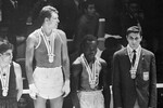 Победитель в турнире боксеров первого среднего веса на XVIII Олимпийских играх Борис Лагутин (2 слева), 1964 год
