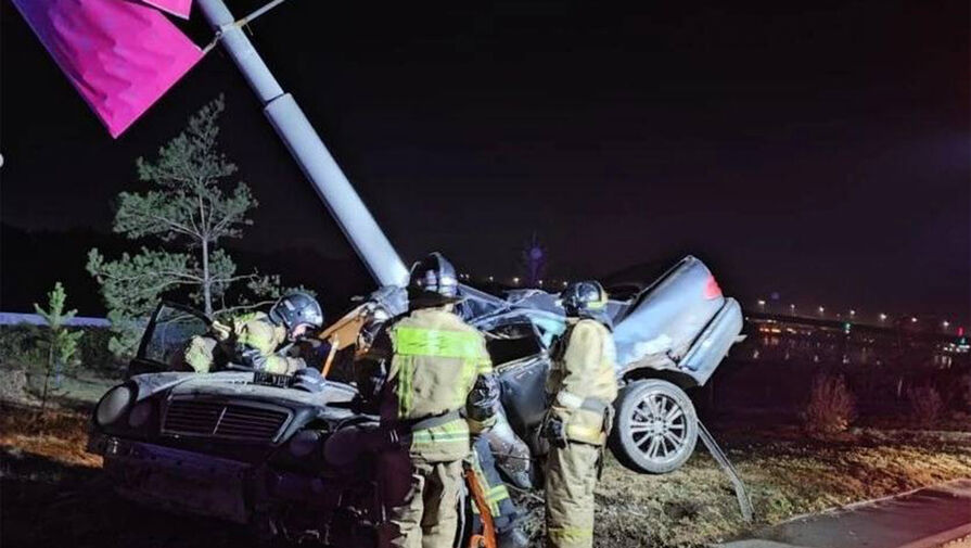 В Омске водитель Mercedes-Benz погиб, врезавшись в опору электропередачи