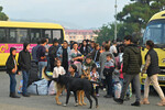 Беженцы у автобусной станции в центре Степанакерта, 25 сентября 2023 года