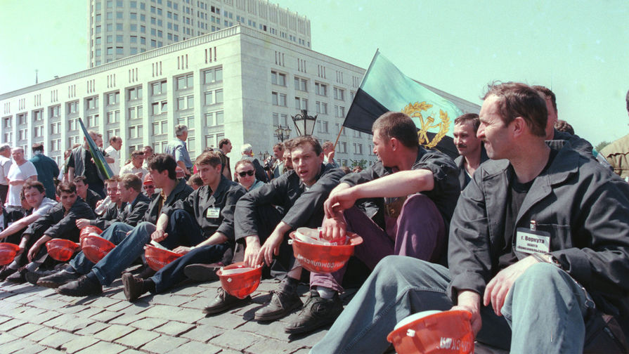 Шахтеры Инты и Воркуты, прибывшие в Москву, пикетируют Дом правительства РФ, 1998 год
