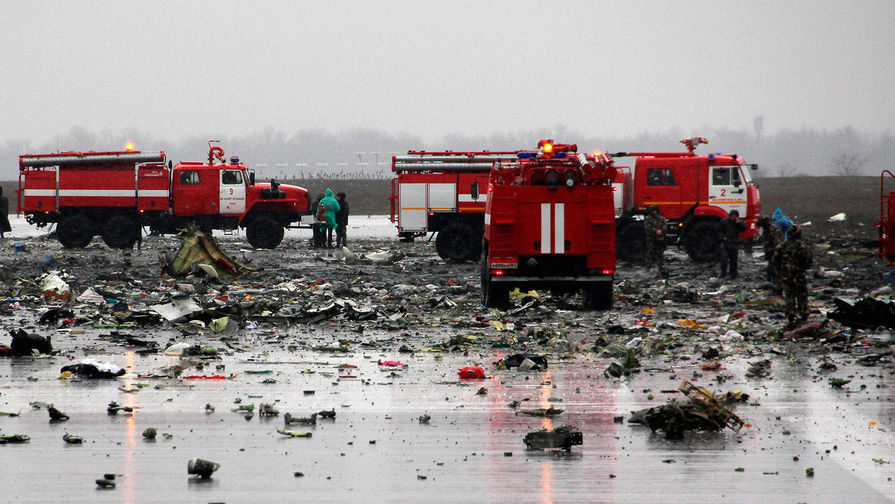 На месте крушения Boeing 737-800 авиакомпании FlyDubai, разбившегося при посадке в аэропорту Ростов-на-Дону